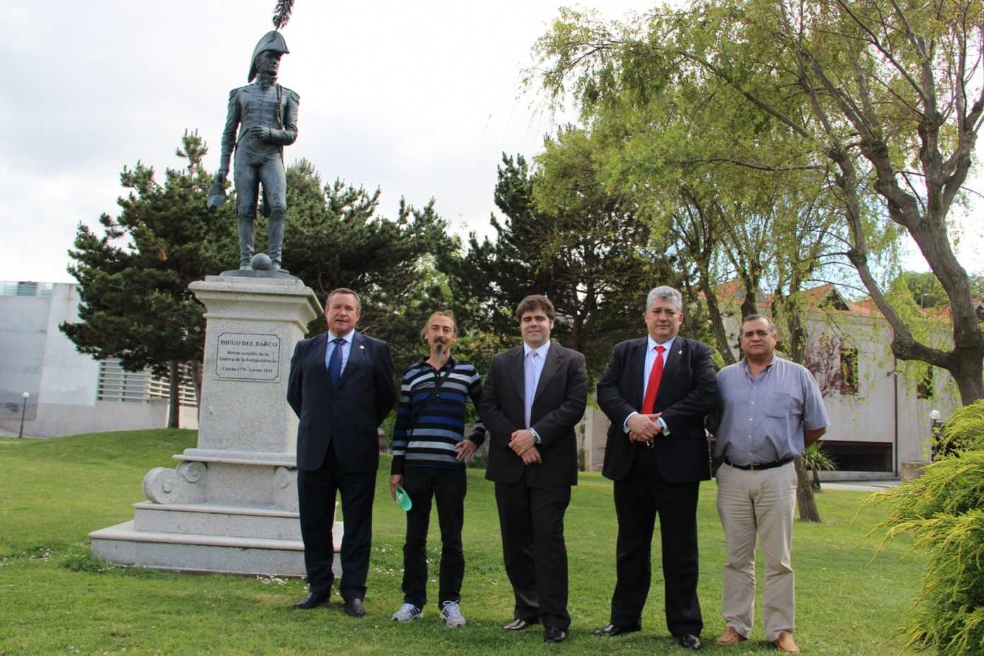 foto-ante-el-monumento-a-diego-del-barco1371129420